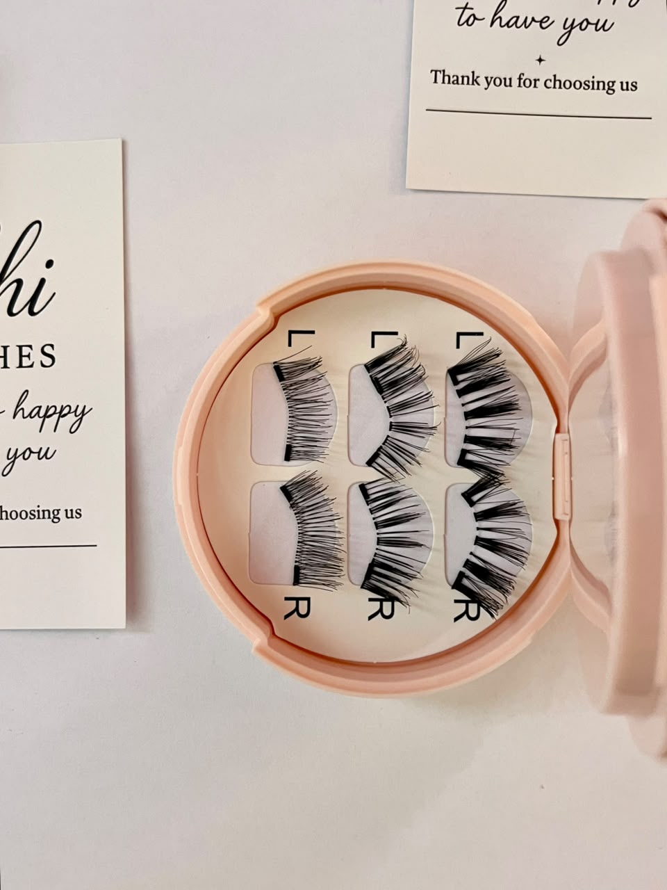 Shi Lashes compact showing left and right magnetic lash pairs in natural, medium, and full styles